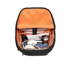 Schwarzer Laptop-Rucksack, geöffnet, mit orangefarbenem Innenfutter, gefüllt mit Elektronik und Zubehör.