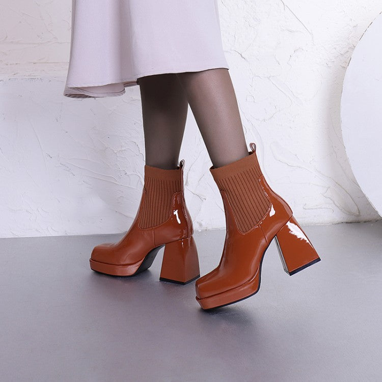 Damenstiefeletten in glänzendem Braun mit Blockabsatz und gerippter Knöchelpartie. Modische, elegante Schuhe für Herbst und Winter.
