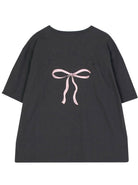 Schwarzes T-Shirt mit rosa Schleifenmotiv und "La Vie en Rose"-Schriftzug. Modisches Damenoberteil, ideal für lässige Outfits.
