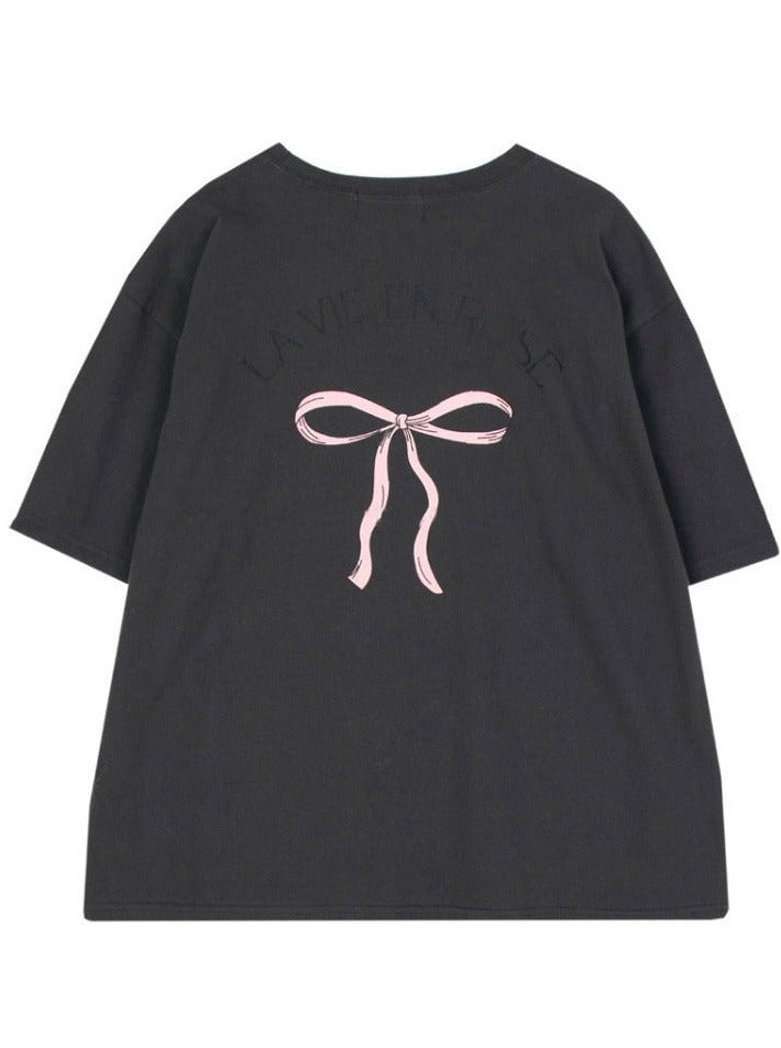 Schwarzes T-Shirt mit rosa Schleifenmotiv und "La Vie en Rose"-Schriftzug. Modisches Damenoberteil, ideal für lässige Outfits.