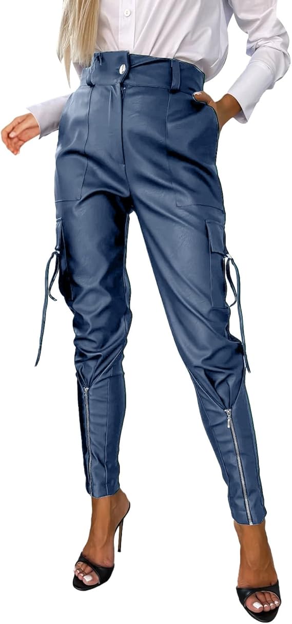 Damen Lederhose in Blau, High-Waist, mit Taschen und Reißverschlüssen, ideal für modische Outfits. Perfekt für trendige Looks und Komfort.