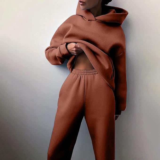 Brauner Damen-Hoodie und Jogginghose Set, bequem und modisch, ideal für Freizeit und Sport. Perfekt für Herbst- und Wintergarderobe.
