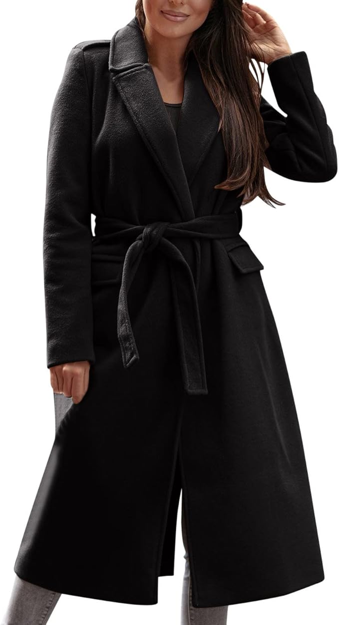 Eleganter schwarzer Damenmantel mit Gürtel, ideal für Herbst und Winter. Stilvoller Wollmantel, perfekt für modische Outfits und kalte Tage.