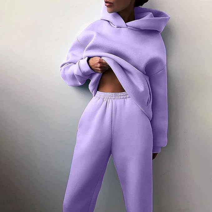Lila Damen-Sweatshirt und Jogginghose Set, bequem und modisch, ideal für Freizeit und Sport. Perfekt für trendige Streetwear-Looks.