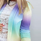 Damenblazer in Pastellfarben, Ombre-Design, kombiniert mit weißer Spitzenbluse. Modetrend, eleganter Look, stilvolle Damenbekleidung.