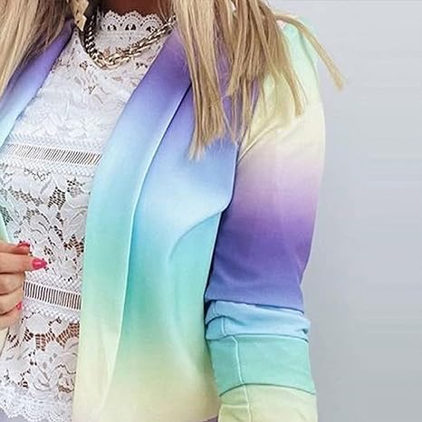 Damenblazer in Pastellfarben, Ombre-Design, kombiniert mit weißer Spitzenbluse. Modetrend, eleganter Look, stilvolle Damenbekleidung.