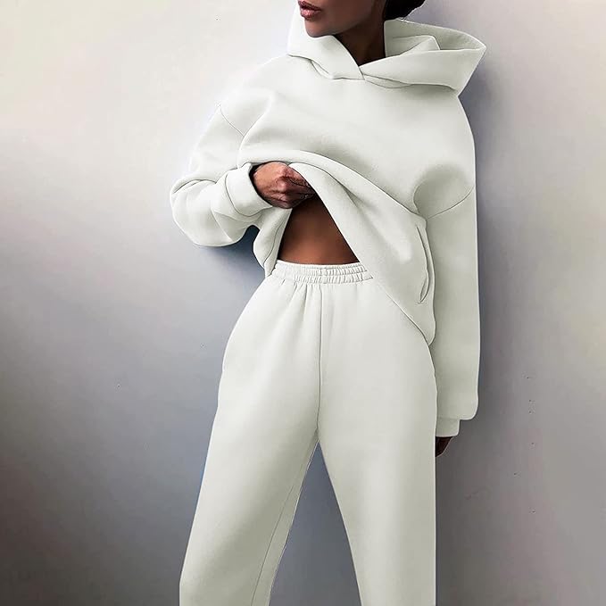 Damen-Sweatshirt und Jogginghose in Weiß, bequem und modisch, ideal für Freizeit und Sport. Perfekt für trendige Streetwear-Looks.