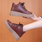 Braune Plateau-Sneaker mit dicker Sohle, modisch und bequem. Perfekt für Damen, die trendige Schuhe suchen. Ideal für Herbst und Winter.