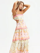Langes Sommerkleid mit Blumenmuster, pastellfarben, ärmellos, ideal für Strandmode. Perfekt für Damen, die leichte, luftige Kleidung suchen.