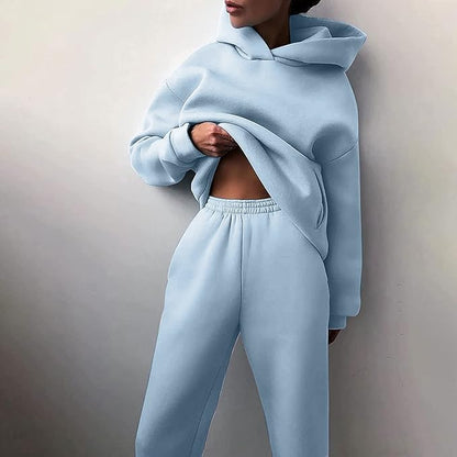 Damen-Sweatshirt und Jogginghose Set in Hellblau, bequem und modisch, ideal für Freizeit und Sport. Perfekt für trendige Alltagslooks.