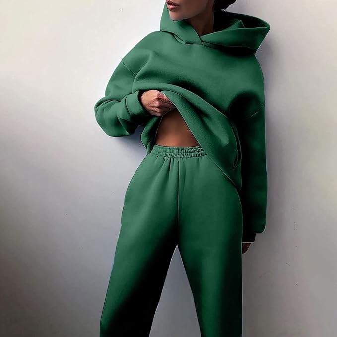 Grüner Damen-Hoodie und Jogginghose-Set, bequem und modisch, ideal für Freizeit und Sport. Perfekt für trendige Streetwear-Looks.