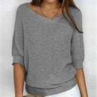 Grauer Strickpullover Damen, lässiger Stil, 3/4-Ärmel, weiches Material, ideal für Herbstmode, kombinierbar mit Jeans oder Röcken.