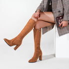 Damen Stiefel aus Wildleder in Braun, kniehoch mit Blockabsatz. Perfekt für Herbstmode, kombiniert mit kariertem Mantel und Clutch.