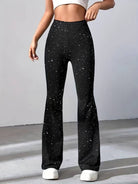 Damenhose mit Sternenmuster, schwarz, hohe Taille, ausgestellter Schnitt. Modische Leggings, ideal für Freizeit und Sport. Trendige Damenmode.