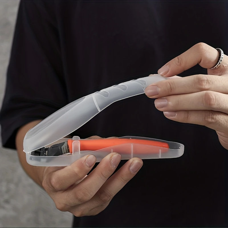 Transparente Kunststoffhülle mit orangefarbenem Rasierer, ideal für Reisen und Aufbewahrung.