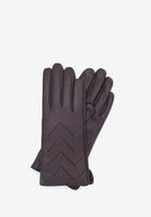 Damenlederhandschuhe in Dunkelbraun, elegantes Design mit Chevron-Muster. Perfekt für Herbst und Winter, stilvoll und warm. Hochwertige Accessoires.