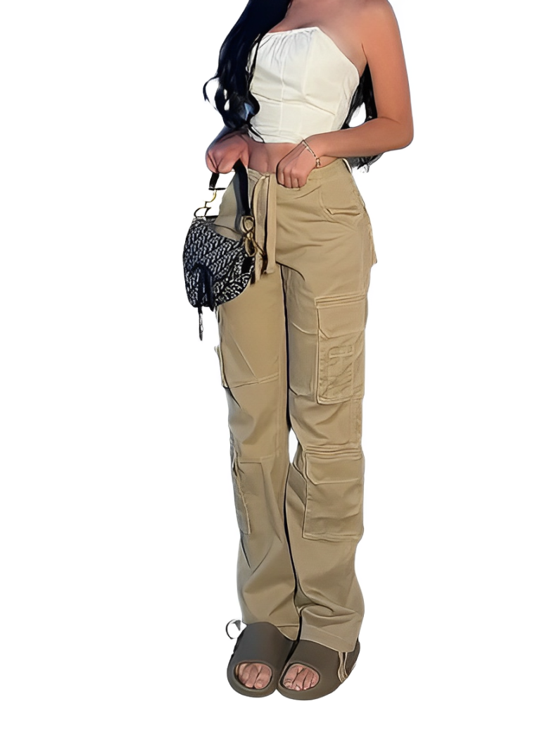 Damen-Outfit mit weißem Crop-Top, beiger Cargohose und schwarzer Umhängetasche. Perfekt für trendige Streetwear-Looks und Sommermode.