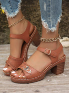 Damen Sandalen mit Blockabsatz, braunem Leder, verstellbarer Schnalle und perforiertem Design. Perfekt für Sommermode und Freizeitoutfits.