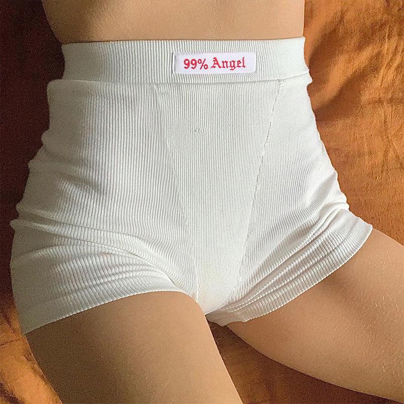 Damen-Shorts aus weißem Rippstrick mit hoher Taille und Aufschrift "99% Angel". Bequem, modisch, ideal für Freizeit und Loungewear.
