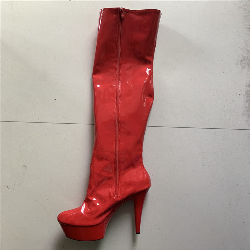 Roter Lackleder-Stiefel mit hohem Plateauabsatz, Reißverschluss und glänzendem Finish. Perfekt für modische Outfits und auffällige Looks.