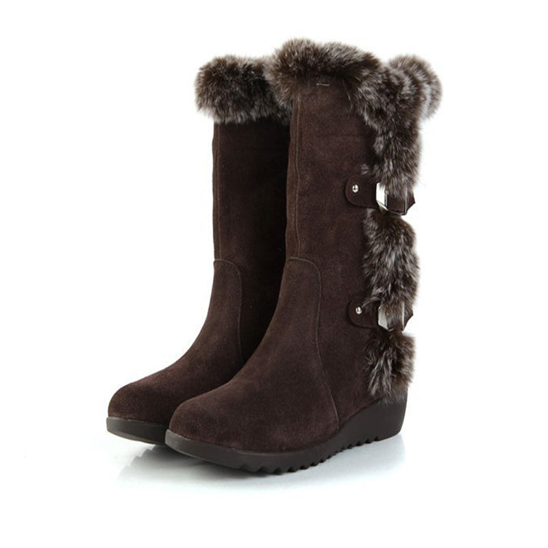 Damen-Winterstiefel aus braunem Wildleder mit Kunstfellbesatz, rutschfester Sohle und modischen Schnallen. Perfekt für kalte Wintertage.