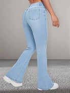 Damen-Jeans mit Schlag in hellblauem Denim, figurbetont und modisch, ideal für trendige Outfits. Perfekt für Freizeit und Alltag.