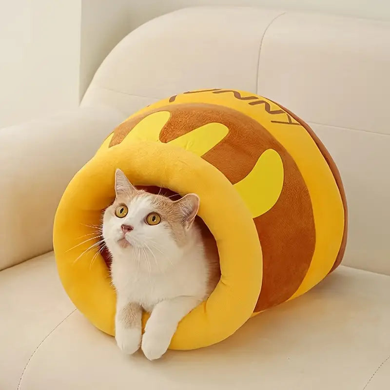 Katzenbett in Honigtopf-Design, gemütlich und weich, ideal für Katzenliebhaber. Perfektes Haustierbett für Komfort und Stil im Wohnzimmer.