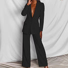 Eleganter schwarzer Hosenanzug für Damen, ideal für Business und Abendveranstaltungen. Moderner Schnitt, zeitloses Design, hochwertige Stoffqualität.