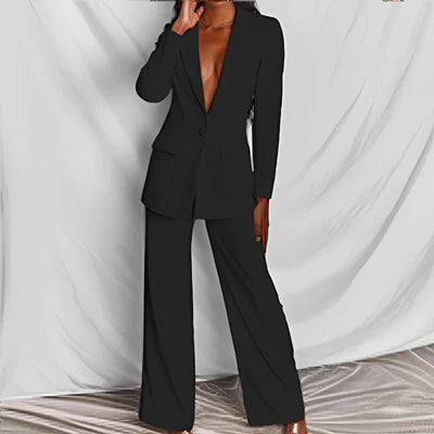 Eleganter schwarzer Hosenanzug für Damen, ideal für Business und Abendveranstaltungen. Moderner Schnitt, zeitloses Design, hochwertige Stoffqualität.