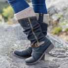 Damenstiefel aus Leder mit Schnallen, Reißverschluss und Strickbündchen. Perfekt für Herbstmode, bequem und stilvoll. Outdoor-tauglich.