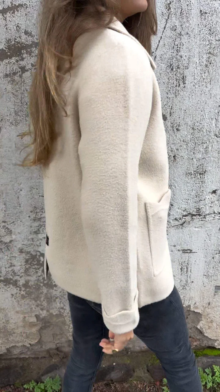 Damenjacke aus beigem Wollstoff, lässiger Schnitt, ideal für Herbstmode. Perfekt kombinierbar mit Jeans für einen stilvollen Look.