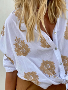 Weiße Bluse mit beigem Stickmuster, Damenmode, Sommerkleidung, lässiger Stil.