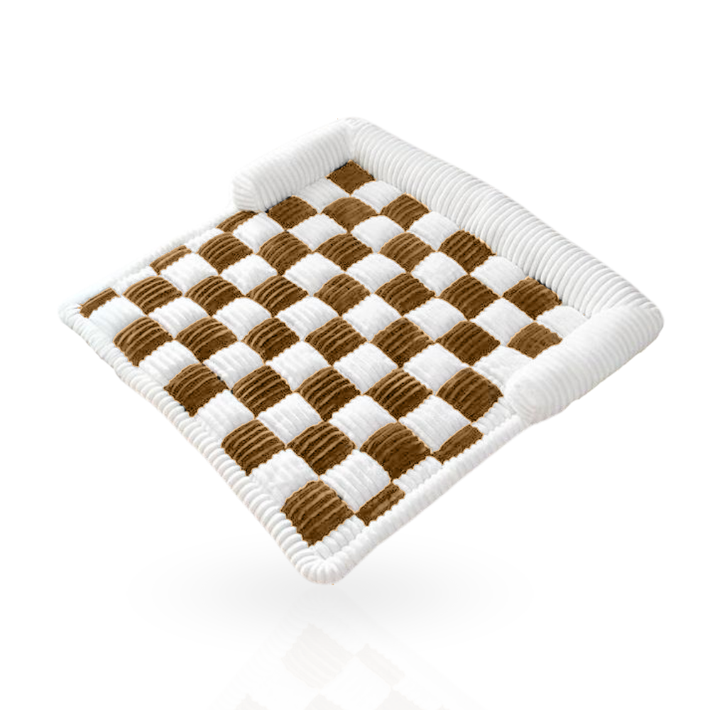 Geflochtene Schachbrett-Matte aus braunem und weißem Stoff, ideal als dekoratives Wohnaccessoire. Perfekt für modernes Interieur-Design.