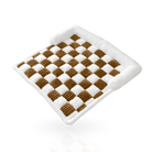 Geflochtene Schachbrett-Matte aus braunem und weißem Stoff, ideal als dekoratives Wohnaccessoire. Perfekt für modernes Interieur-Design.