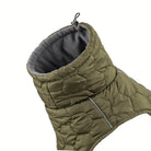 Wasserdichter, gesteppter Hundemantel in Olivgrün mit Fleecefutter. Ideal für kaltes Wetter, bietet Wärme und Komfort für Hunde.