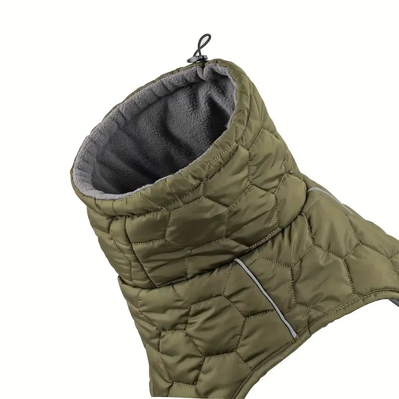 Wasserdichter, gesteppter Hundemantel in Olivgrün mit Fleecefutter. Ideal für kaltes Wetter, bietet Wärme und Komfort für Hunde.