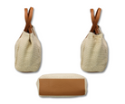 Beigefarbene Handtasche aus geflochtenem Stroh mit braunen Ledergriffen, ideal für Sommermode. Perfekt für Strand, Shopping und Freizeit.