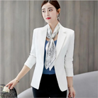 Eleganter weißer Blazer für Damen, kombiniert mit einem stilvollen Seidenschal. Perfekt für Business- und Freizeitoutfits. Hochwertige Mode.