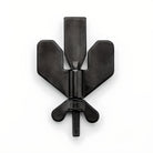 Schwarze Metallklemme, Schraubverschluss, industrielle Anwendung, robuste Bauweise.