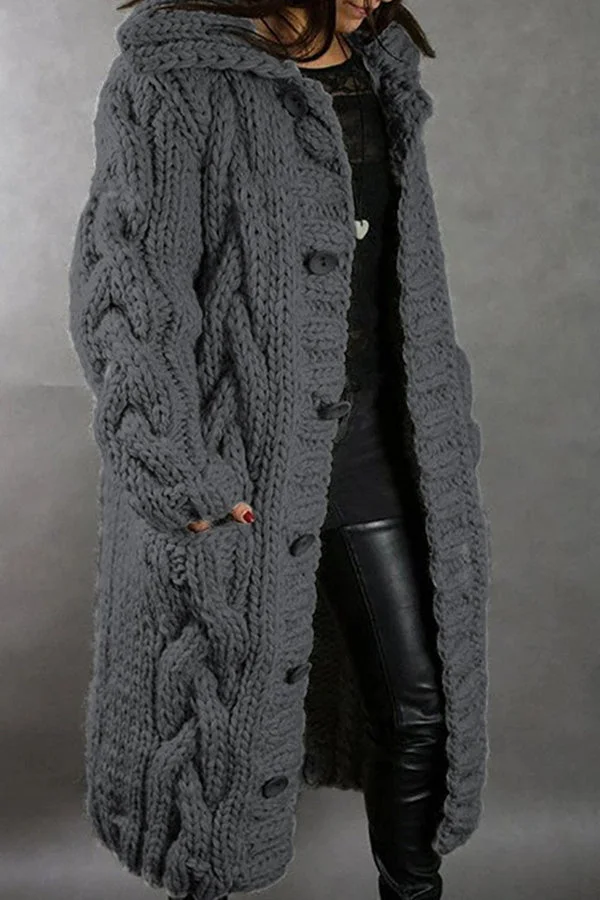 Grauer Strickmantel mit Zopfmuster, Damenmode, Winterkleidung, warm und stilvoll, ideal für kalte Tage, modischer Look, bequem.