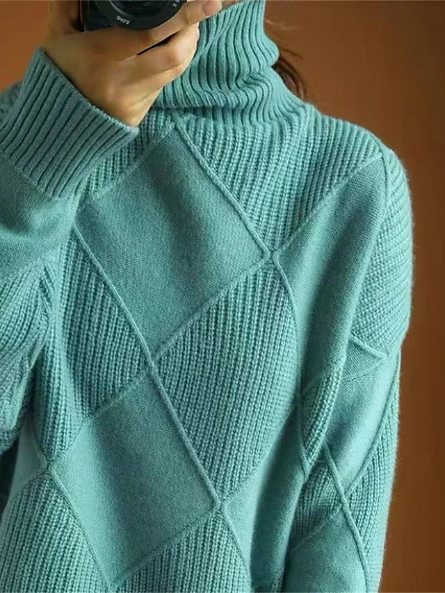 Damenpullover aus Strick in Türkis mit Rautenmuster, Rollkragen. Modischer, bequemer Winterpullover, ideal für kalte Tage.