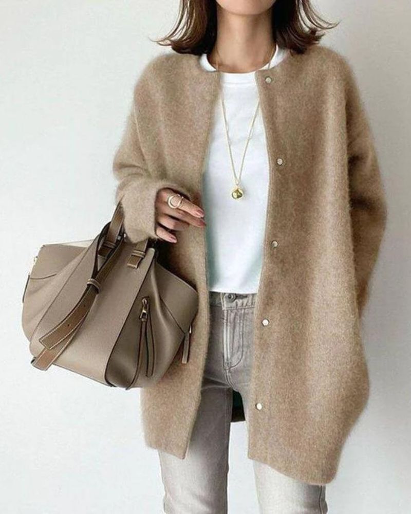 Damenmode: Eleganter, beiger Strickcardigan kombiniert mit weißem T-Shirt und modischer, beiger Handtasche. Perfekt für stilvolle Herbstlooks.