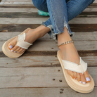 Damen-Sandalen mit Keilabsatz, beige, lässig, bequem, ideal für Sommermode. Perfekt kombinierbar mit Jeans und Freizeitkleidung.