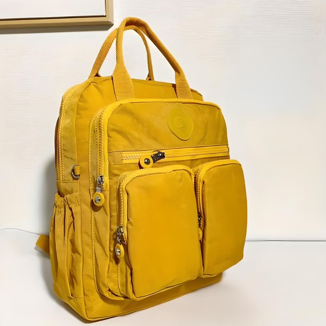 Gelber Rucksack aus Nylon mit mehreren Taschen, ideal für Reisen und Alltag, modisches Design.