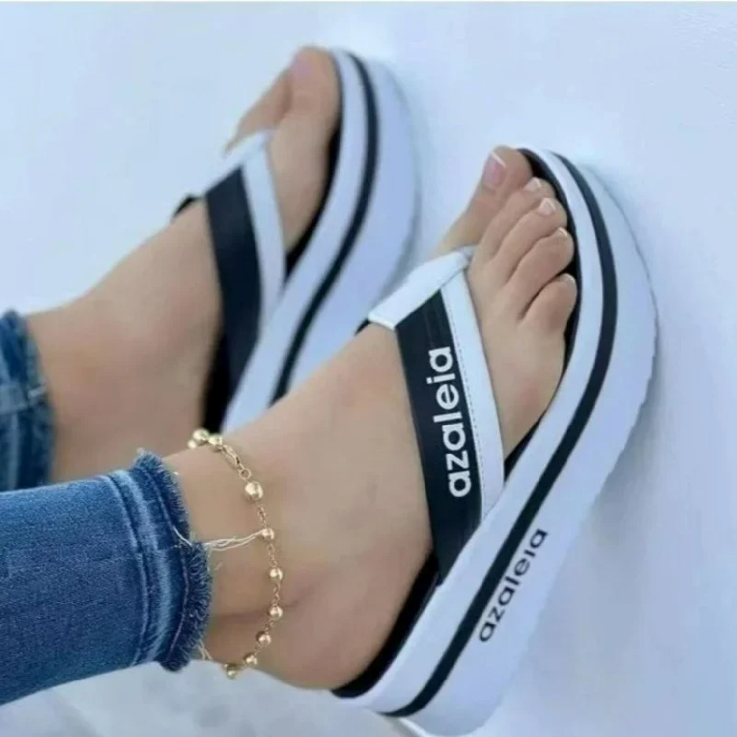 Damen-Plateau-Sandalen von Azaleia in Schwarz-Weiß, modisch und bequem, ideal für Sommer und Strand. Hochwertige Flip-Flops mit Keilabsatz.