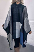 Damen-Poncho mit geometrischem Muster in Schwarz, Grau und Blau. Modischer Überwurf, ideal für Herbst und Winter. Bequem und stilvoll.