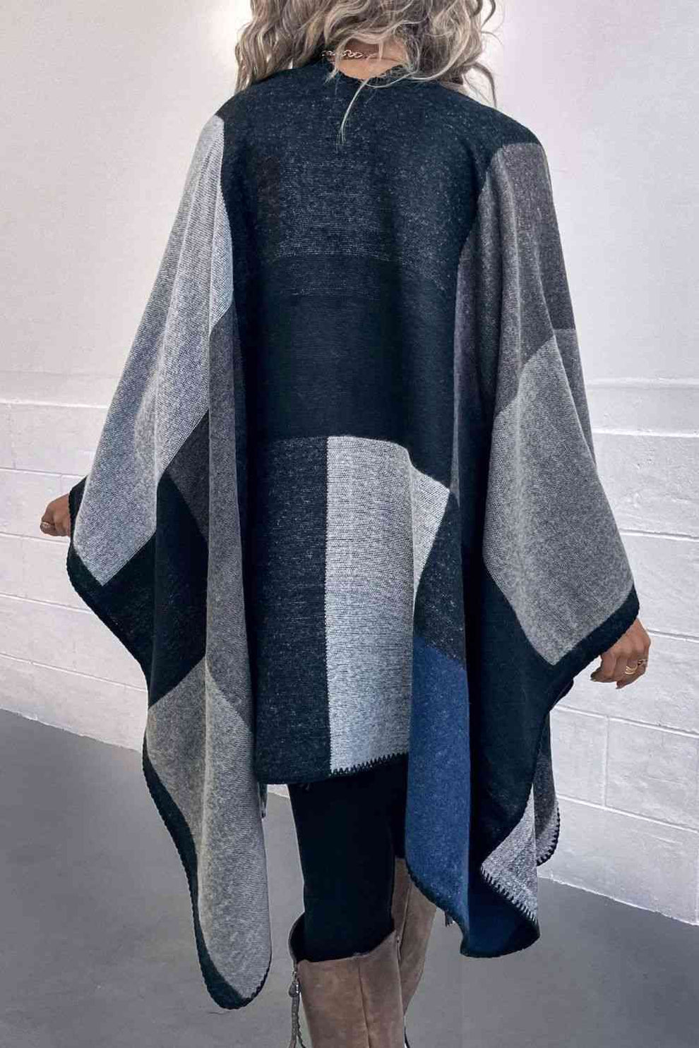 Damen-Poncho mit geometrischem Muster in Schwarz, Grau und Blau. Modischer Überwurf, ideal für Herbst und Winter. Bequem und stilvoll.