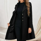 Eleganter schwarzer Damenmantel mit Knopfleiste, ideal für Herbst und Winter. Stilvoller Look, hochwertige Mode, zeitloses Design.