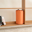 Orange, wasserdichte Haustiermatte, wetterfest, aufgerollt, auf Holzregal, modernes Design.