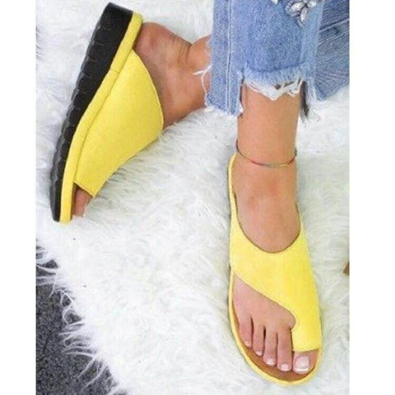 Gelbe Sandalen mit Keilabsatz, offener Zehenpartie und schwarzer Sohle auf weißem Teppich. Perfekt für Sommermode und Freizeitoutfits.